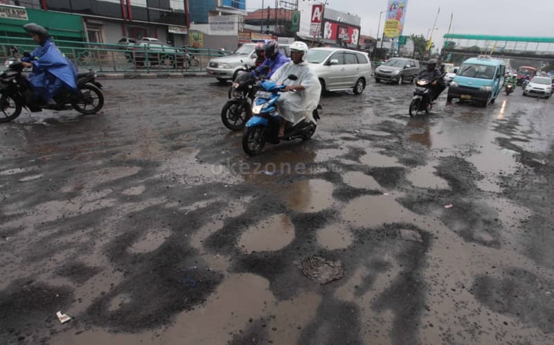Jakarta Darurat Jalan Berlubang, Pemprov DKI Sebar Spanduk dan Pasukan Kuning Jakarta Darurat Jalan Berlubang, Pemprov DKI Sebar Spanduk dan Pasukan Kuning
