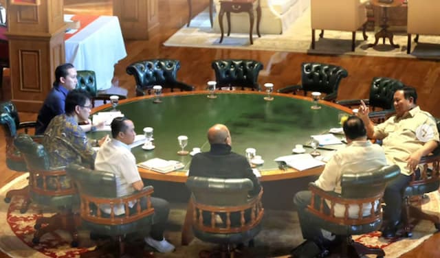 Prabowo Kumpulkan Menteri Ekonomi di Hambalang, Bahas Negosiasi dengan AS Prabowo Kumpulkan Menteri Ekonomi di Hambalang, Bahas Negosiasi dengan AS