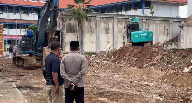 Tembok Bangunan Mewah Timpa SMPN 182, Polisi: Kita Awasi Pembangunannya! Tembok Bangunan Mewah Timpa SMPN 182, Polisi: Kita Awasi Pembangunannya!