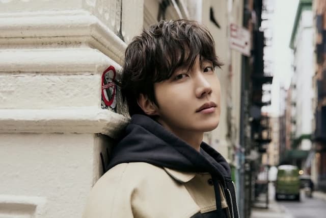 Ultah ke-32, J-Hope BTS Donasikan Rp1,16 Miliar untuk Siswa Kurang Mampu Ultah ke-32, J-Hope BTS Donasikan Rp1,16 Miliar untuk Siswa Kurang Mampu