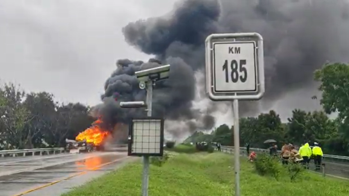 Truk Tangki Tiner Terbakar di Tol Cipali, Lalu Lintas Macet 7 Km Truk Tangki Tiner Terbakar di Tol Cipali, Lalu Lintas Macet 7 Km