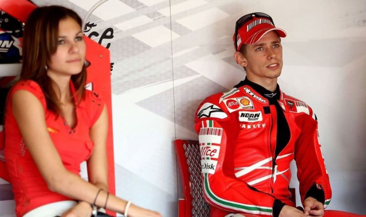 Kisah Cinta Legenda MotoGP Casey Stoner: Bermula dari Tanda Tangan di Perut, Berakhir di Pelaminan Kisah Cinta Legenda MotoGP Casey Stoner: Bermula dari Tanda Tangan di Perut, Berakhir di Pelaminan