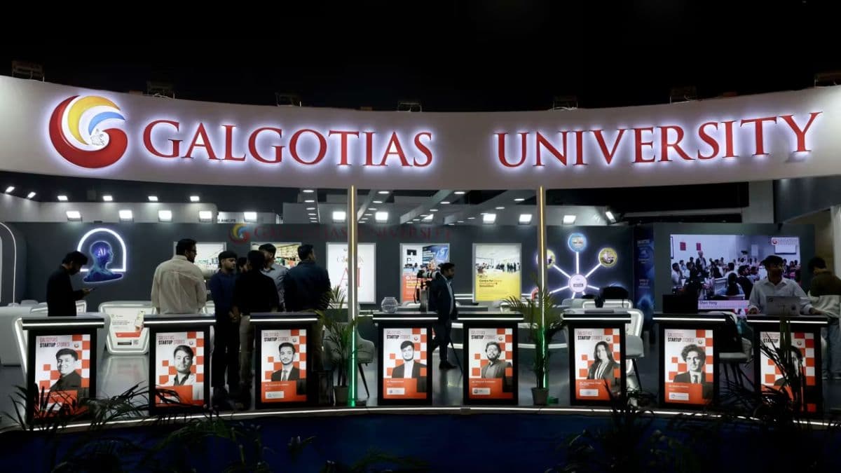 Robot Anjing Buatan China di KTT AI India Picu Kontroversi Gegara Seorang Profesor Robot Anjing Buatan China di KTT AI India Picu Kontroversi Gegara Seorang Profesor