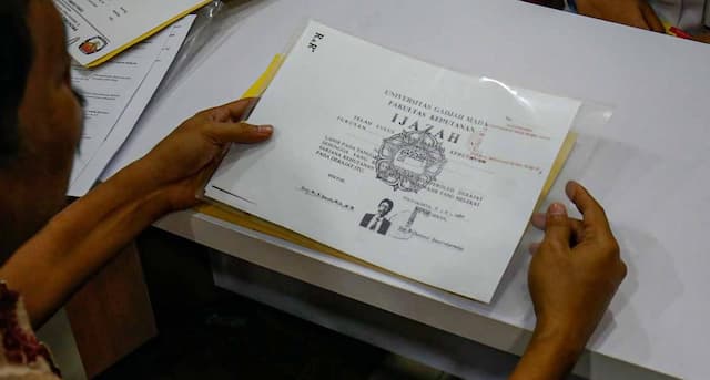 Dokter Tifa Bongkar Kejanggalan Ijazah Jokowi yang Diposting Dian Sandi Dokter Tifa Bongkar Kejanggalan Ijazah Jokowi yang Diposting Dian Sandi