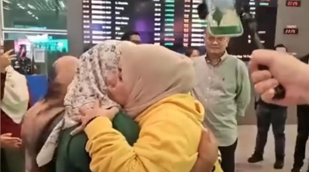 Viral! Pemerintah Malaysia Jemput Warganya yang Hidup Susah Selama 18 Tahun Usai Menikah dengan WNI Viral! Pemerintah Malaysia Jemput Warganya yang Hidup Susah Selama 18 Tahun Usai Menikah dengan WNI