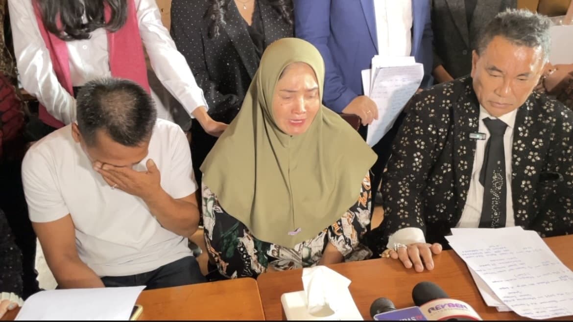 Tangis Ibu ABK Minta Anaknya Dibebaskan dari Tuntutan Hukuman Mati Tangis Ibu ABK Minta Anaknya Dibebaskan dari Tuntutan Hukuman Mati