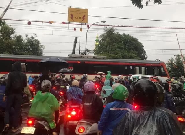 20 Perjalanan Commuter Line Terdampak Gegara Kecelakaan KA Bandara 20 Perjalanan Commuter Line Terdampak Gegara Kecelakaan KA Bandara
