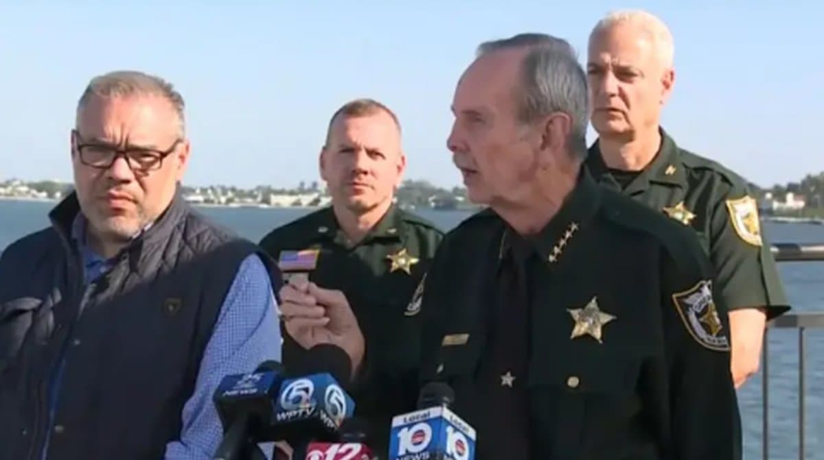 Detik-Detik Pria Ditembak Mati di Kediaman Trump, Diduga Bawa Senjata dan Jerigen Bensin Detik-Detik Pria Ditembak Mati di Kediaman Trump, Diduga Bawa Senjata dan Jerigen Bensin