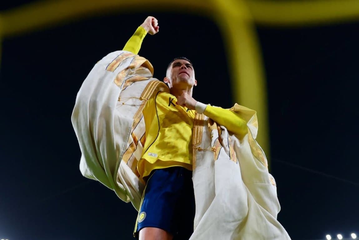 Momen Selebrasi Tak Biasa Cristiano Ronaldo, Pakai Jubah Bisht Usai Al Nassr Bantai Al Hazm 4-0 Momen Selebrasi Tak Biasa Cristiano Ronaldo, Pakai Jubah Bisht Usai Al Nassr Bantai Al Hazm 4-0