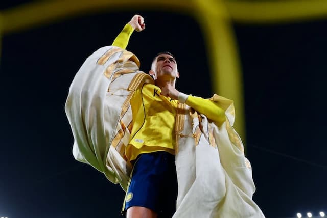 Momen Selebrasi Tak Biasa Cristiano Ronaldo, Pakai Jubah Bisht Usai Al Nassr Bantai Al Hazm 4-0 Momen Selebrasi Tak Biasa Cristiano Ronaldo, Pakai Jubah Bisht Usai Al Nassr Bantai Al Hazm 4-0