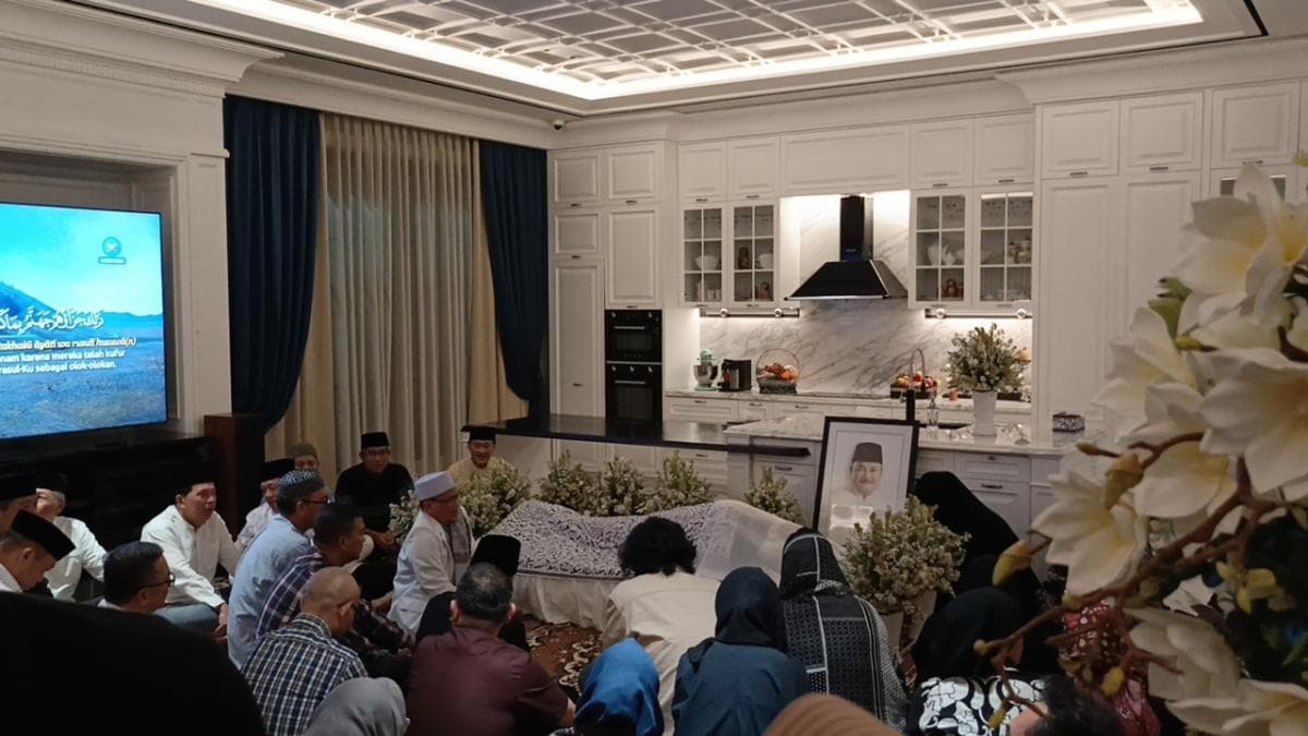 Kerabat dan Tokoh Nasional Melayat ke Rumah Duka Alex Noerdin di Jaksel Kerabat dan Tokoh Nasional Melayat ke Rumah Duka Alex Noerdin di Jaksel