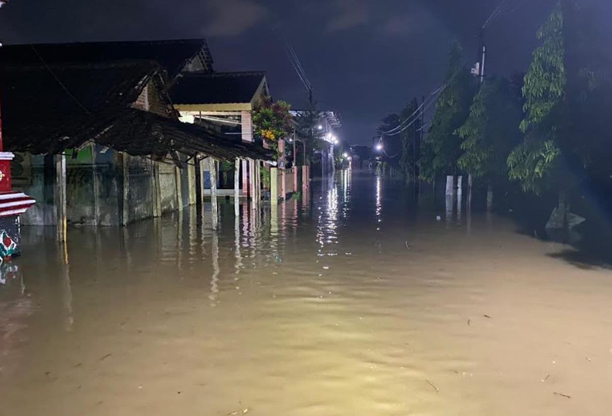 Banjir Terjang Jateng dan Jatim, 1 Orang Tewas Banjir Terjang Jateng dan Jatim, 1 Orang Tewas