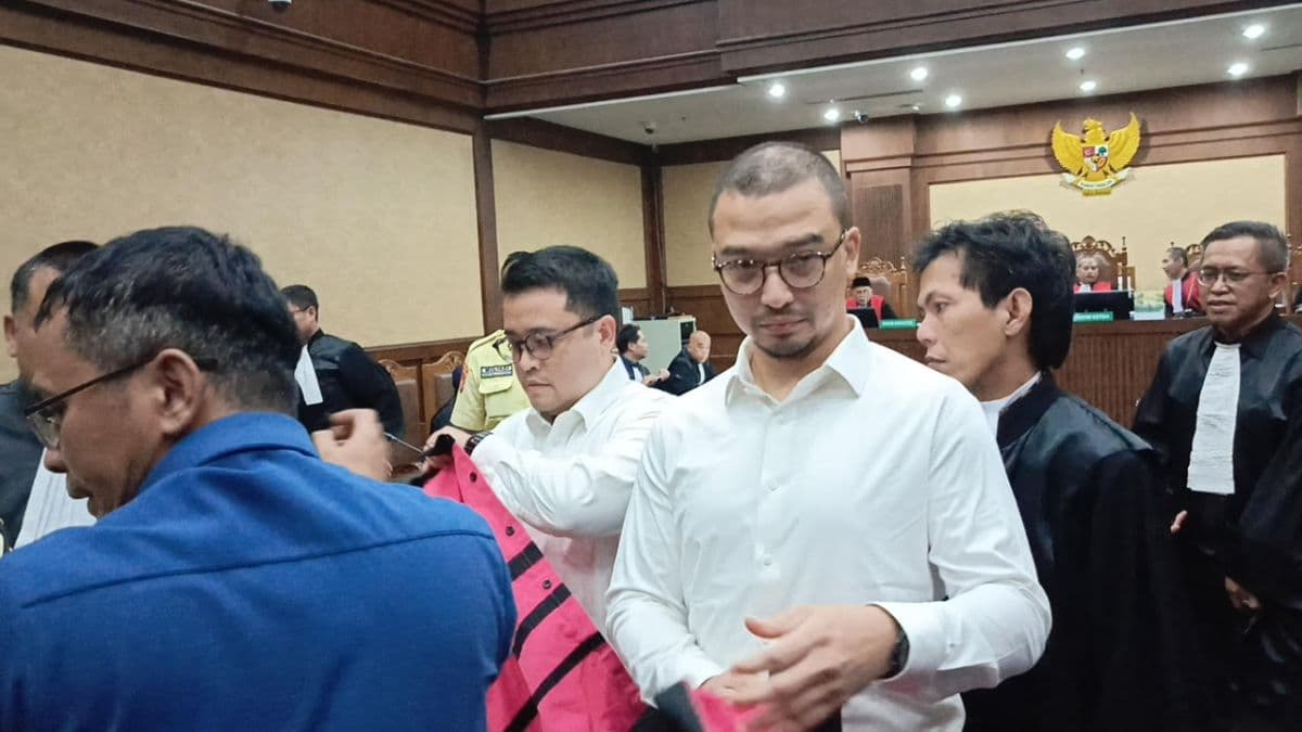 Dua Terdakwa Kasus Minyak Mentah Divonis 13 Tahun Penjara Dua Terdakwa Kasus Minyak Mentah Divonis 13 Tahun Penjara