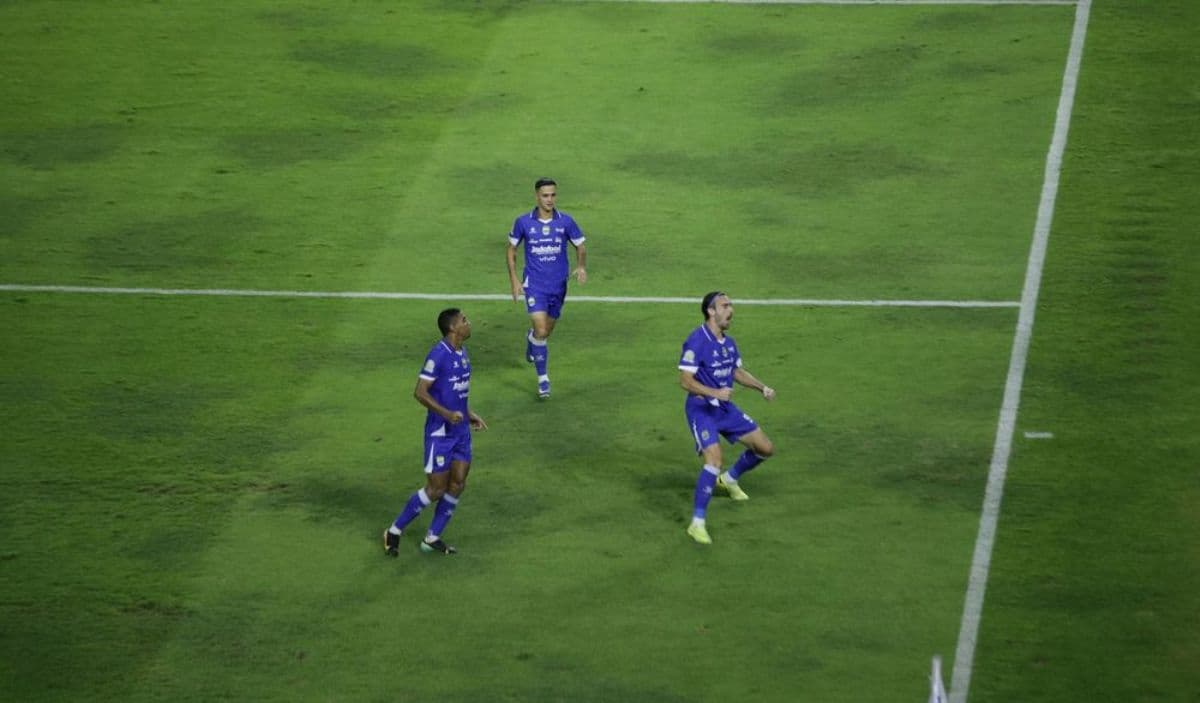 Bahagianya Tangan Kanan Bojan Hodak Lihat Persib Bandung Bantai Madura United 5-0 Bahagianya Tangan Kanan Bojan Hodak Lihat Persib Bandung Bantai Madura United 5-0