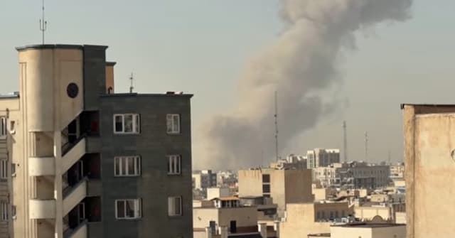 Kemlu Pantau Kondisi WNI Usai AS-Israel Bombardir Iran Kemlu Pantau Kondisi WNI Usai AS-Israel Bombardir Iran