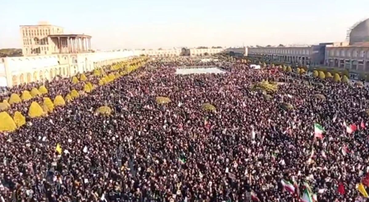 Ribuan Warga Padati Isfahan, Beri Penghormatan Terakhir untuk Ali Khamenei Ribuan Warga Padati Isfahan, Beri Penghormatan Terakhir untuk Ali Khamenei