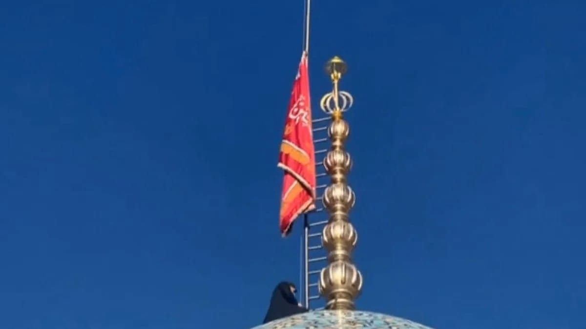 Iran Kibarkan Bendera Merah di Masjid Jamkaran, Simbol Balas Dendam ke AS-Israel Iran Kibarkan Bendera Merah di Masjid Jamkaran, Simbol Balas Dendam ke AS-Israel