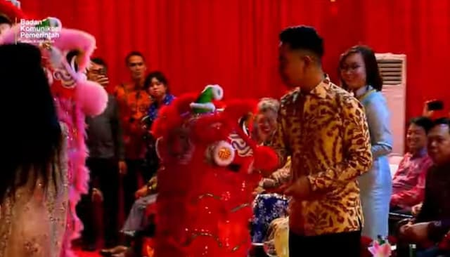 Momen Wapres hingga Menteri Beri Angpao ke Barongsai di Perayaan Imlek 2026 Momen Wapres hingga Menteri Beri Angpao ke Barongsai di Perayaan Imlek 2026