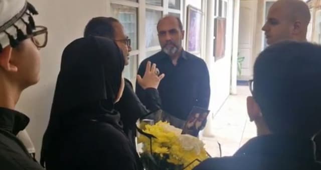 Karangan Bunga Membanjiri Kedubes Iran Usai Wafatnya Ayatollah Ali Khamenei Karangan Bunga Membanjiri Kedubes Iran Usai Wafatnya Ayatollah Ali Khamenei