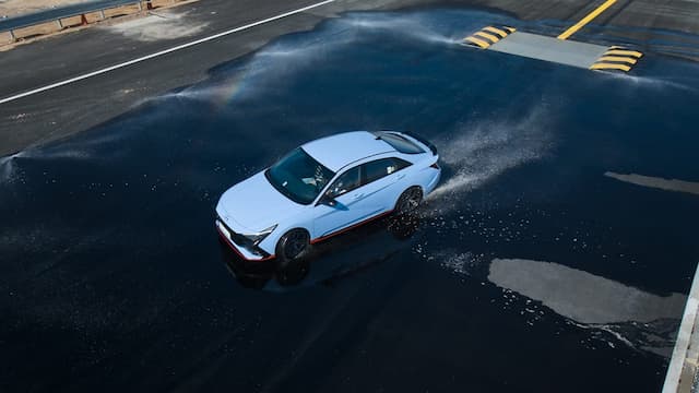 Cegah Aquaplaning saat Hujan, Pengendara Mobil Listrik Diminta Perhatikan Kondisi Ban Cegah Aquaplaning saat Hujan, Pengendara Mobil Listrik Diminta Perhatikan Kondisi Ban