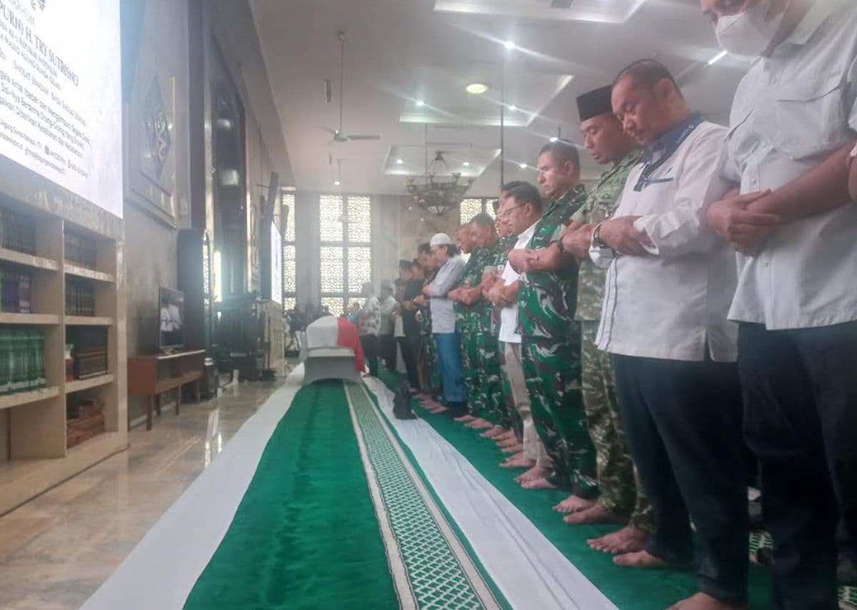 Putra Try Sutrisno Jadi Imam Sholat Jenazah Ayahnya, Makmum Ketua MPR hingga Ma'ruf Amin Putra Try Sutrisno Jadi Imam Sholat Jenazah Ayahnya, Makmum Ketua MPR hingga Ma'ruf Amin
