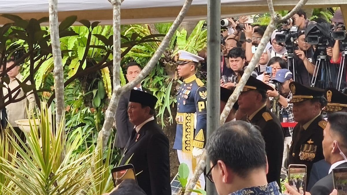 Presiden Prabowo Pimpin Upacara Pemakaman Try Sutrisno di TMP Kalibata Presiden Prabowo Pimpin Upacara Pemakaman Try Sutrisno di TMP Kalibata