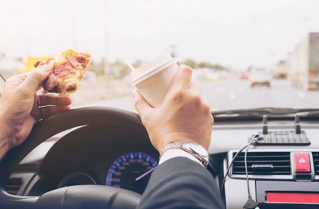 4 Tips Buka Buka saat Masih Mengemudi Mobil, Harus Tetap Waspada 4 Tips Buka Buka saat Masih Mengemudi Mobil, Harus Tetap Waspada