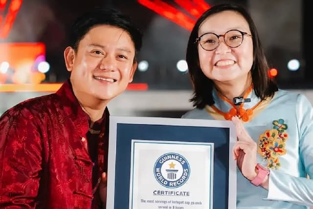 Bobon Santoso Pecahkan Rekor Dunia Masak Lontong Cap Go Meh Terbanyak Bobon Santoso Pecahkan Rekor Dunia Masak Lontong Cap Go Meh Terbanyak