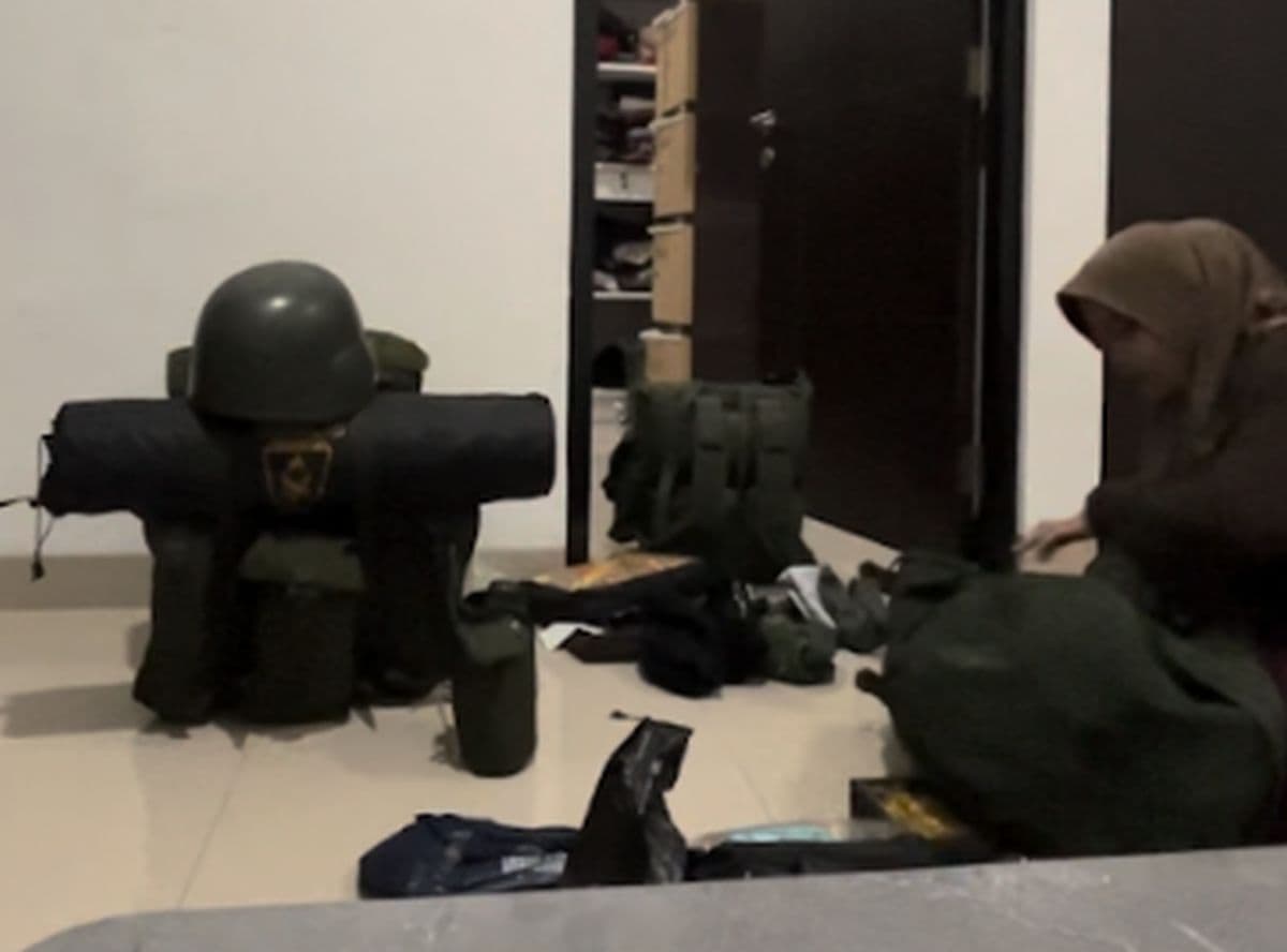 Momen Haru, Istri Bantu Suami Persiapan Berangkat Jadi Pasukan Perdamaian ke Gaza Momen Haru, Istri Bantu Suami Persiapan Berangkat Jadi Pasukan Perdamaian ke Gaza