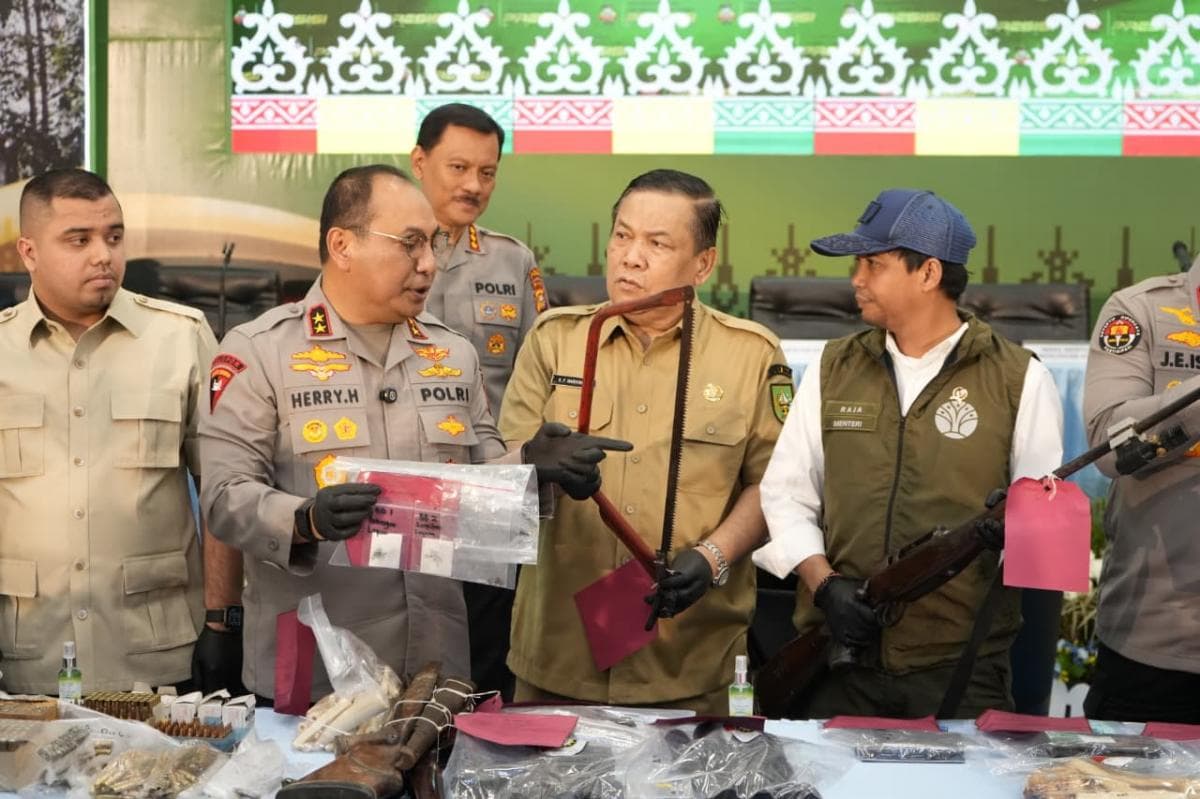 Polda Riau Sikat Jaringan Pemburu Gajah, 15 Orang Ditangkap dan 3 Masih DPO Polda Riau Sikat Jaringan Pemburu Gajah, 15 Orang Ditangkap dan 3 Masih DPO