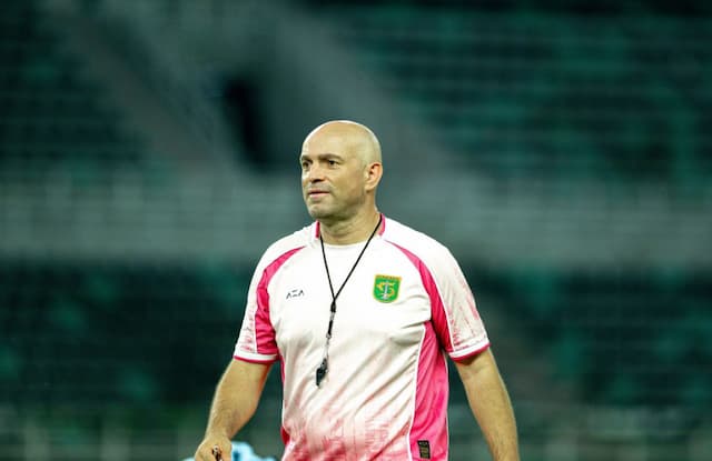 Kronologi Bernardo Tavares Ribut dengan Kakang Rudianto di Ujung Laga Persebaya Surabaya vs Persib Bandung Kronologi Bernardo Tavares Ribut dengan Kakang Rudianto di Ujung Laga Persebaya Surabaya vs Persib Bandung