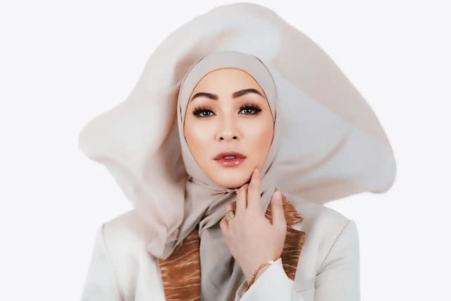 8 Artis Mualaf karena Menikah, Ada yang Perdalam Islam di Dalam Penjara 8 Artis Mualaf karena Menikah, Ada yang Perdalam Islam di Dalam Penjara