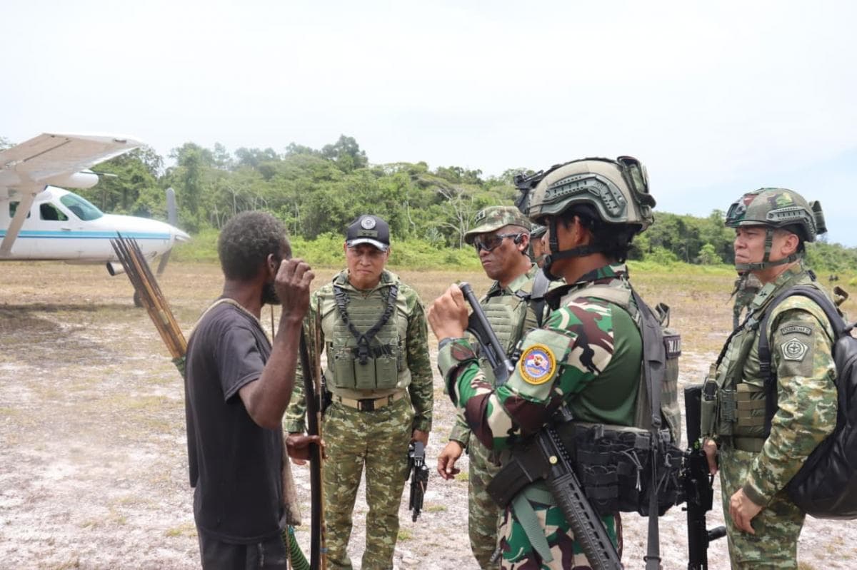 Kaskogabwilhan III Tinjau 11 Bandara Perintis Papua, Pastikan Keamanan Pulih Pascagangguan KKB Kaskogabwilhan III Tinjau 11 Bandara Perintis Papua, Pastikan Keamanan Pulih Pascagangguan KKB