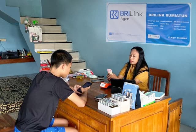 Dedikasi Rumiatun, BRILink Agen di Grobogan yang Sigap Melayani Warga Desa Dedikasi Rumiatun, BRILink Agen di Grobogan yang Sigap Melayani Warga Desa