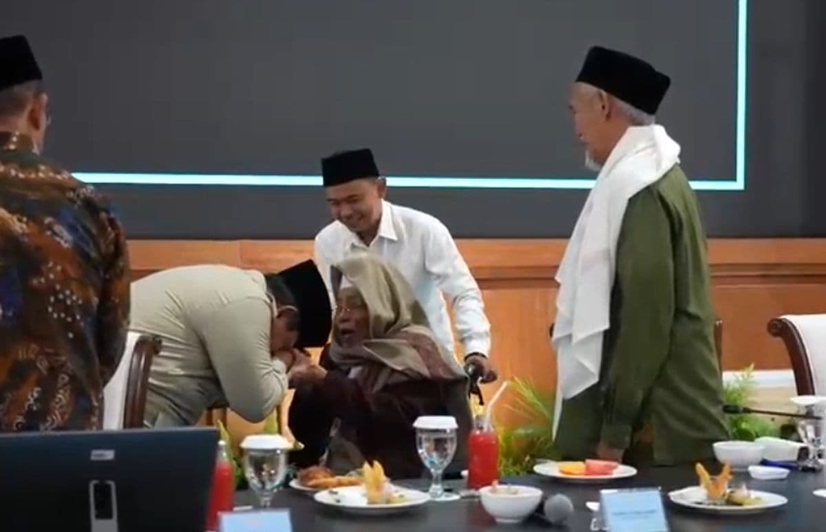 Momen Prabowo Cium Tangan Pengasuh Ponpes Ploso saat Silaturahmi Ulama di Istana Momen Prabowo Cium Tangan Pengasuh Ponpes Ploso saat Silaturahmi Ulama di Istana