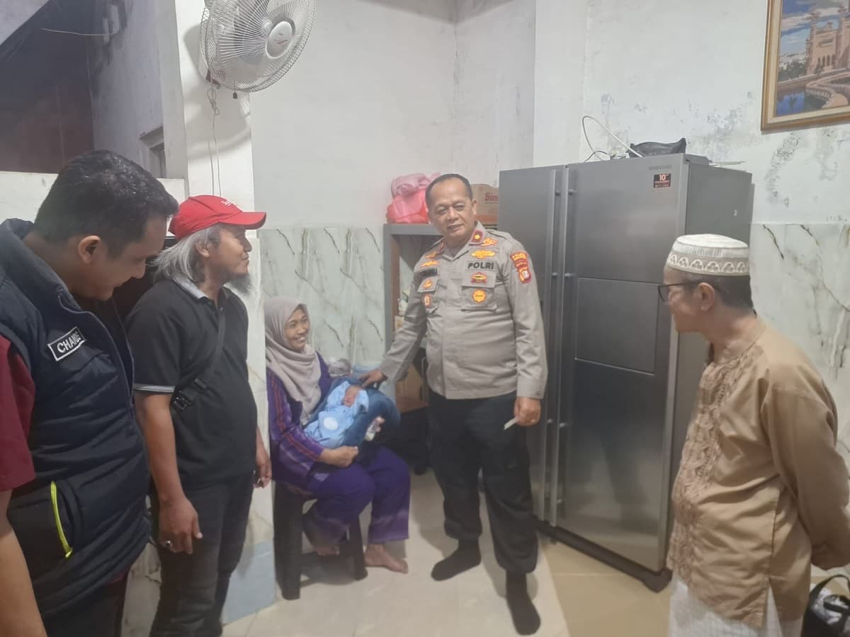 Heboh Bayi Ditemukan di Gerobak Nasi Uduk di Pasar Minggu Heboh Bayi Ditemukan di Gerobak Nasi Uduk di Pasar Minggu