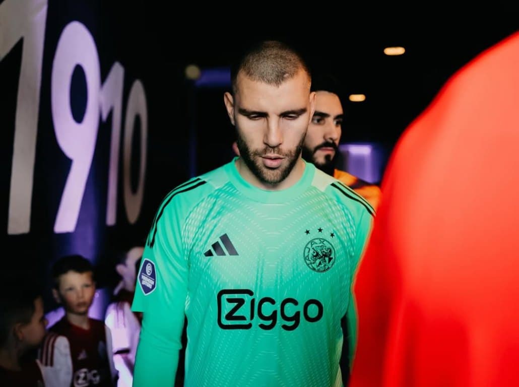 Kiper Timnas Indonesia Maarten Paes Dikritik Pengamat: Lini Belakang Ajax Amsterdam Kurang Aman! Kiper Timnas Indonesia Maarten Paes Dikritik Pengamat: Lini Belakang Ajax Amsterdam Kurang Aman!