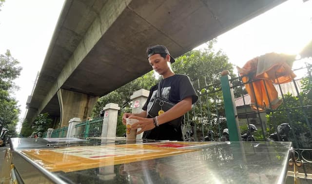 Curhat Tukang Kopi Keliling Sepi Pembeli, Keluhkan Tak Bisa Mudik Lebaran Curhat Tukang Kopi Keliling Sepi Pembeli, Keluhkan Tak Bisa Mudik Lebaran