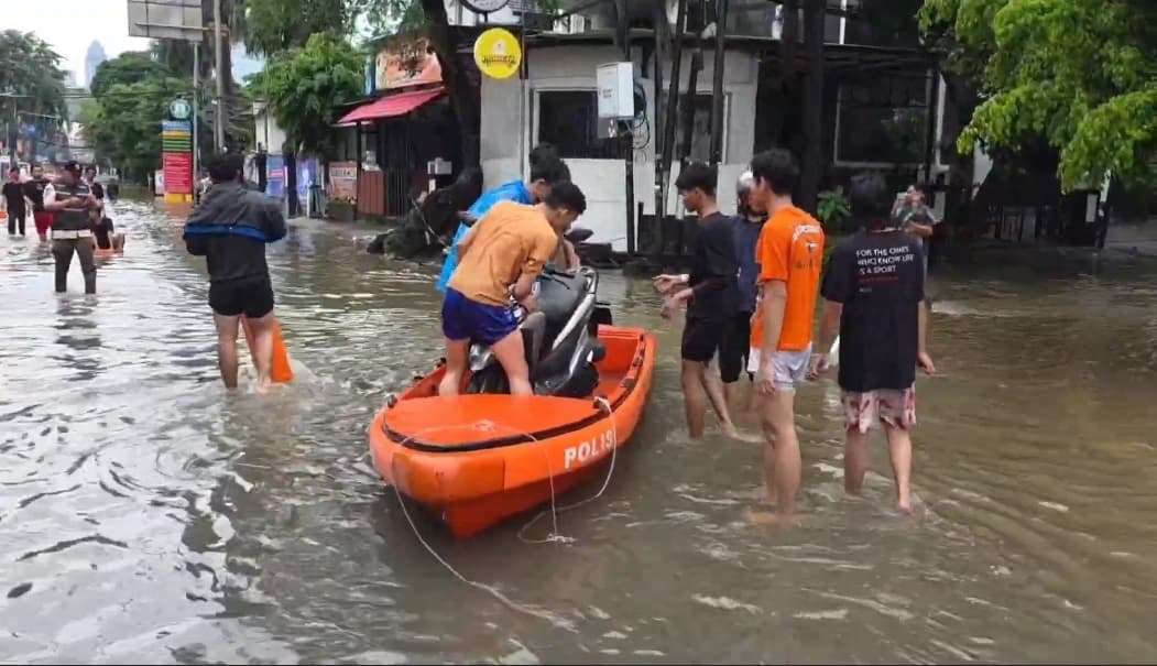 Banjir 60 Cm Rendam Benhil Jakpus, Petugas Kerahkan Perahu Karet Banjir 60 Cm Rendam Benhil Jakpus, Petugas Kerahkan Perahu Karet