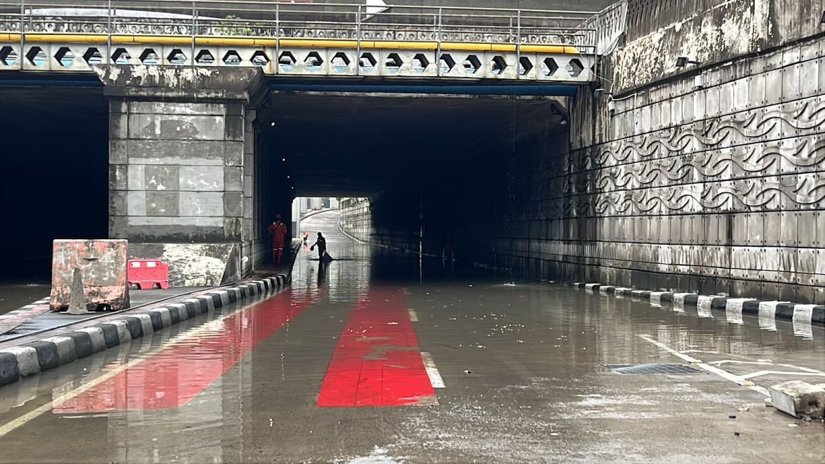 Underpass Mampang Prapatan Jaksel Lumpuh Terendam Banjir Underpass Mampang Prapatan Jaksel Lumpuh Terendam Banjir