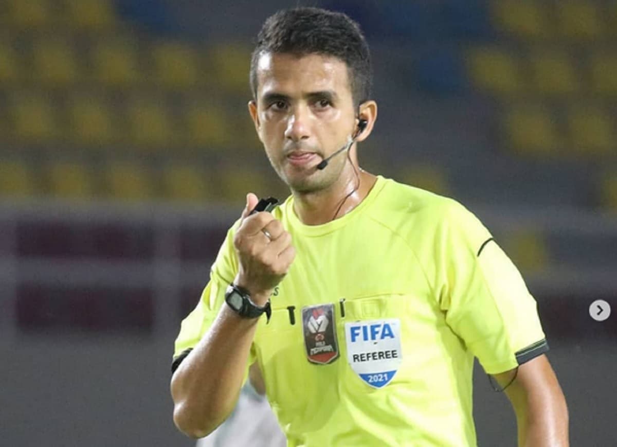 Kronologi Wasit Thoriq Alkatiri Dipukul Suporter Kelar Laga Malut United vs PSM Makassar Kronologi Wasit Thoriq Alkatiri Dipukul Suporter Kelar Laga Malut United vs PSM Makassar