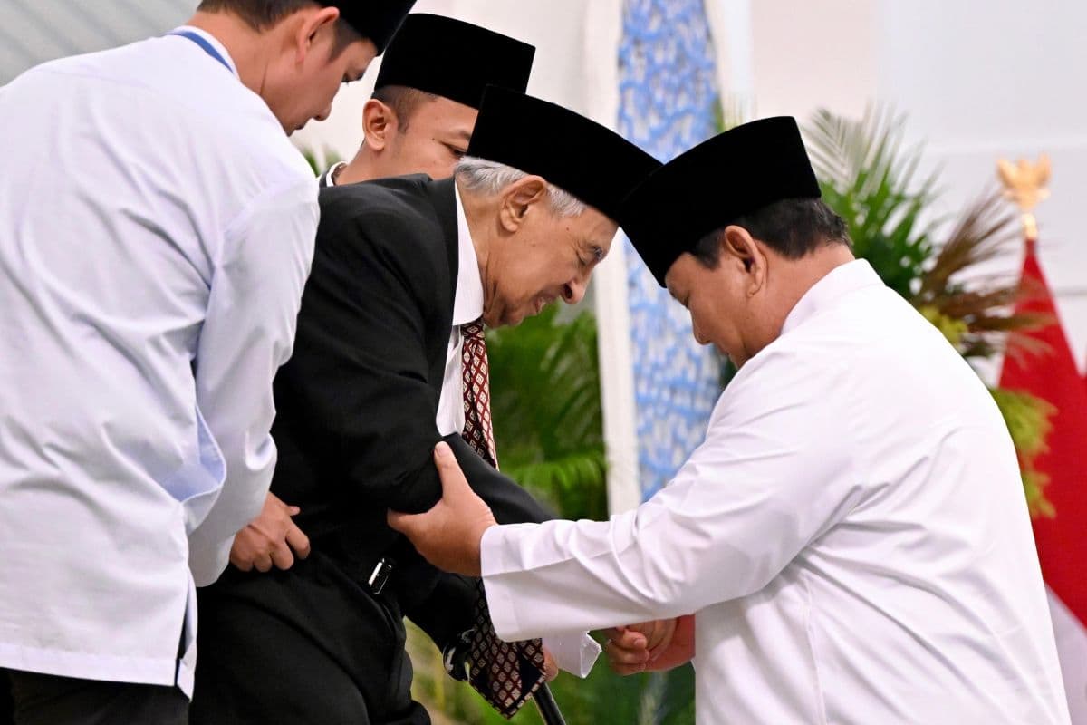 Momen Sigap Prabowo Gandeng Quraish Shihab Usai Ceramah di Istana Negara Momen Sigap Prabowo Gandeng Quraish Shihab Usai Ceramah di Istana Negara