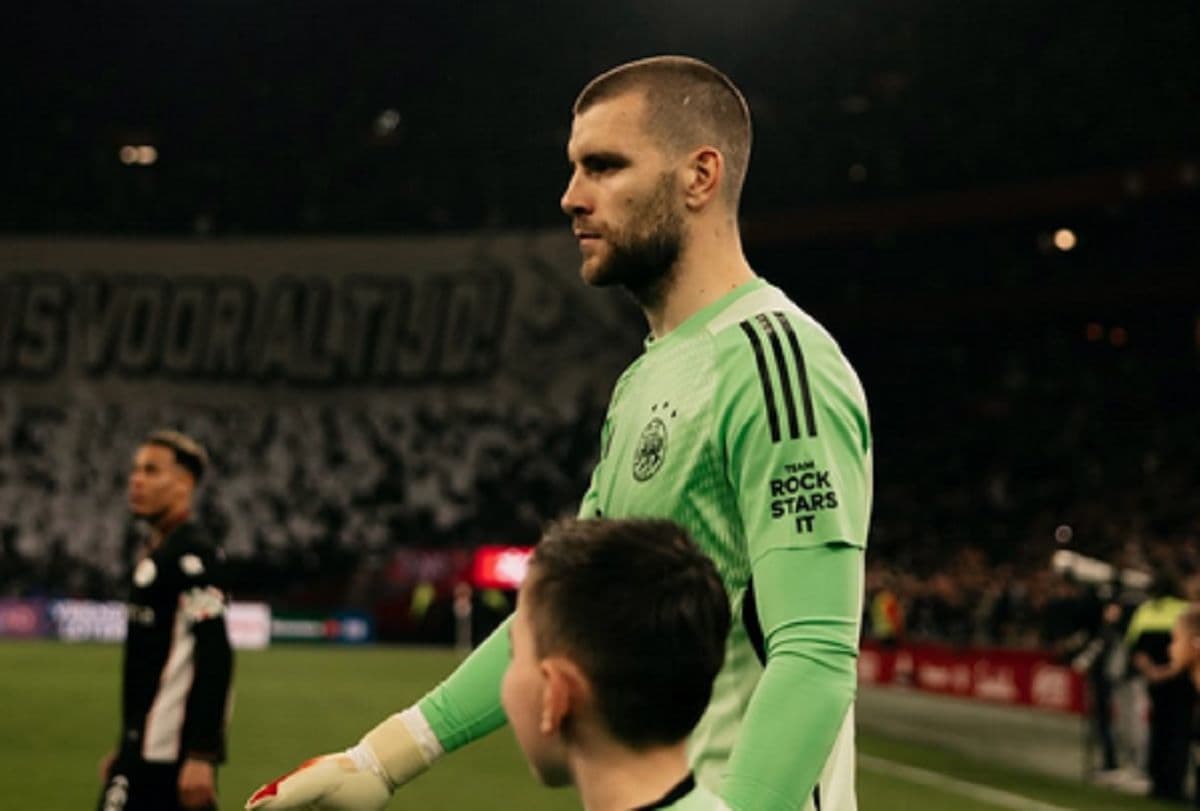 Wesley Sneijder Bela Maarten Paes yang Diserang Rafael van der Vaart Gara-Gara Kritikan Tajam ke Ajax Amsterdam Wesley Sneijder Bela Maarten Paes yang Diserang Rafael van der Vaart Gara-Gara Kritikan Tajam ke Ajax Amsterdam