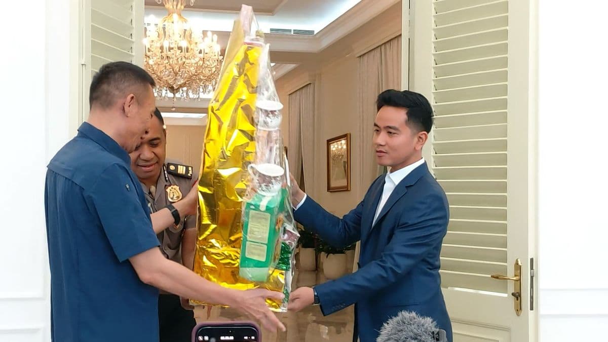 Usai Bertemu di Istana Wapres, Gibran Beri Parsel ke Rismon Sianipar Usai Bertemu di Istana Wapres, Gibran Beri Parsel ke Rismon Sianipar