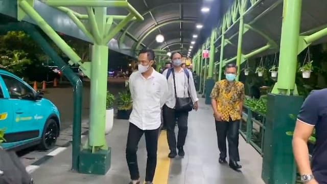 Penampakan Pejabat Cilacap Tiba di KPK Usai Terjaring OTT Penampakan Pejabat Cilacap Tiba di KPK Usai Terjaring OTT