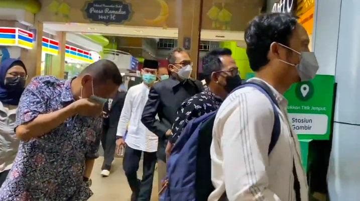 27 Orang Kena OTT KPK di Cilacap, 13 di antaranya Digelandang ke Jakarta 27 Orang Kena OTT KPK di Cilacap, 13 di antaranya Digelandang ke Jakarta