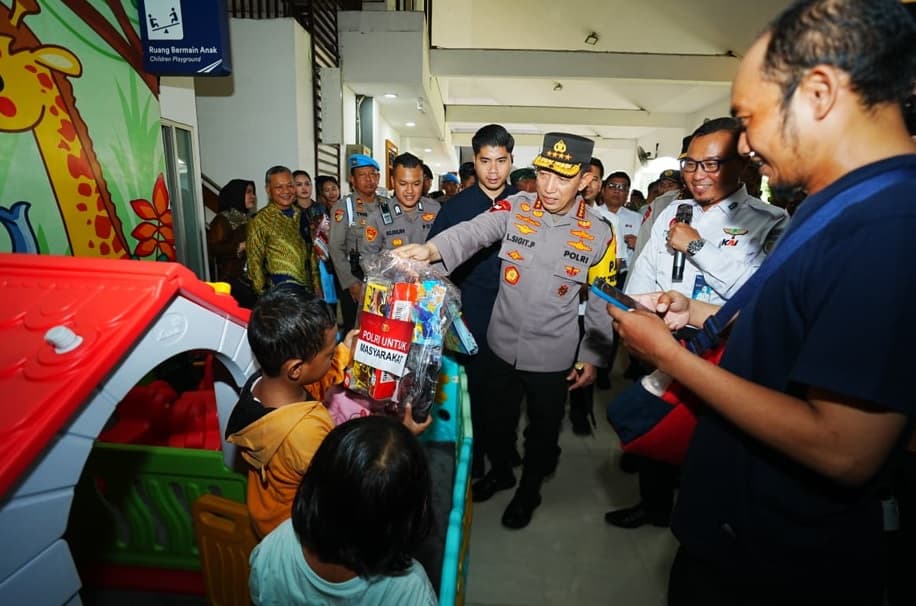 Tinjau Stasiun Gubeng, Kapolri: Beri Pelayanan Maksimal ke Pemudik! Tinjau Stasiun Gubeng, Kapolri: Beri Pelayanan Maksimal ke Pemudik!