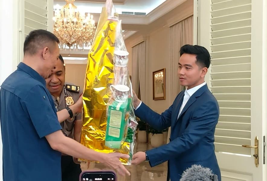 Hotman Paris Posting Rismon Terima Parsel Gibran, Auto Diserbu Netizen! Hotman Paris Posting Rismon Terima Parsel Gibran, Auto Diserbu Netizen!