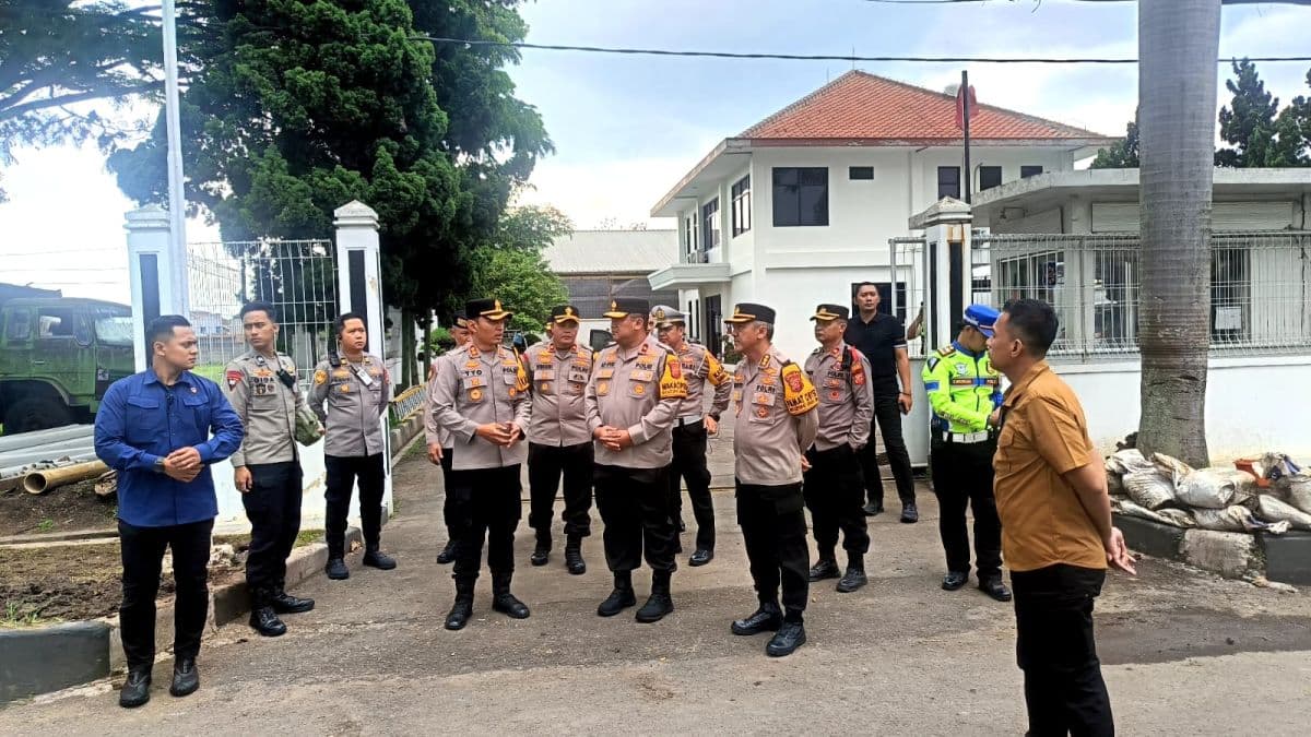 Wakapolda Jabar Razia Truk Sumbu 3 di Sumedang, 85 Kendaraan Melanggar Wakapolda Jabar Razia Truk Sumbu 3 di Sumedang, 85 Kendaraan Melanggar