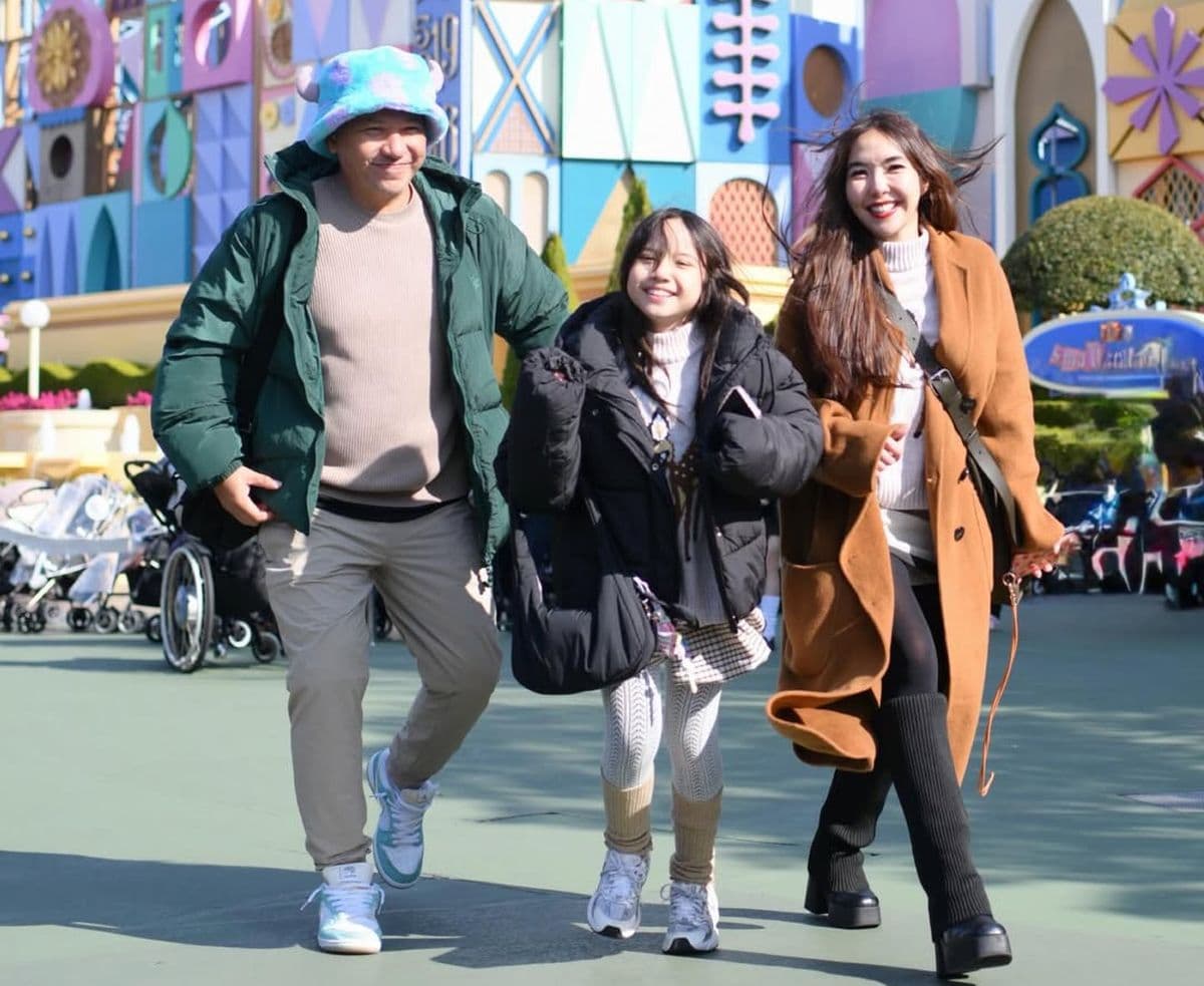 Konsisten Co-Parenting, Gempi, Gading Martin & Gisel Liburan Bareng ke Disneyland Konsisten Co-Parenting, Gempi, Gading Martin & Gisel Liburan Bareng ke Disneyland